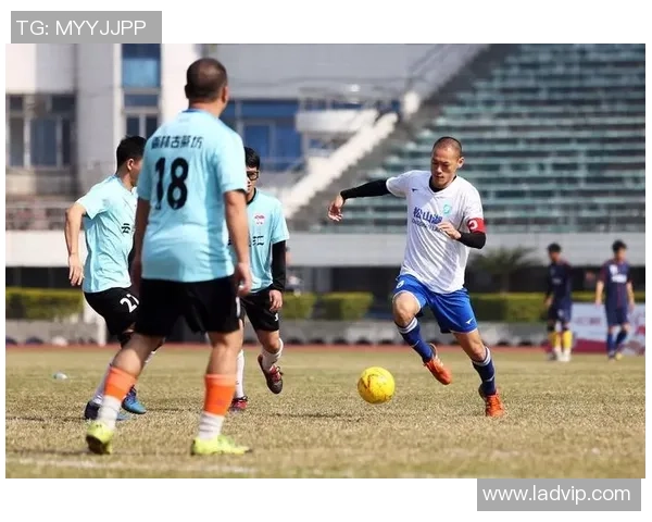 深圳足球队以85分领跑精英赛积分榜展现强劲实力